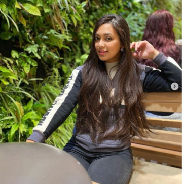 Mia, 29, United States