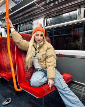 Isabella, 27, United Kingdom
