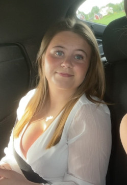 Julia, 18, Sweden