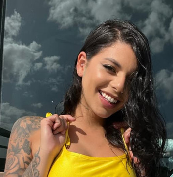 Gina, 29, Canada