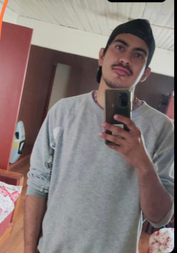 Crhis, 26, Chile