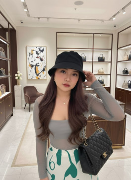 Nora, 31, Canada