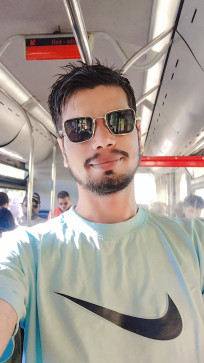 Samrjeet, 30, Italy