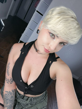 Issy, 27, United States