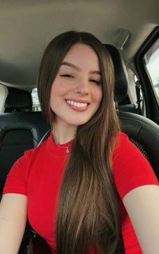 Emilia, 18, United States