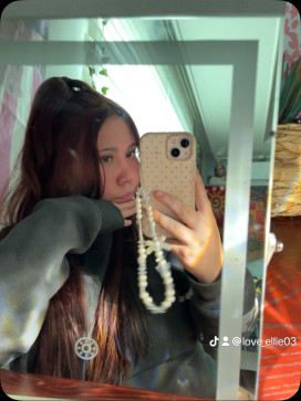Ellie, 18, United States