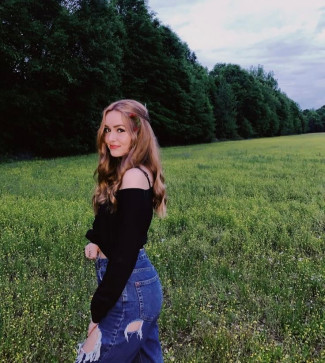 Clara, 19, United States