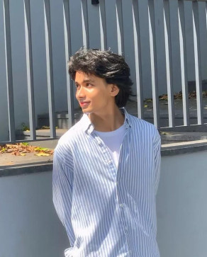 Kwini Kim, 20, India