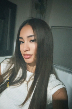 Mia, 18, United States