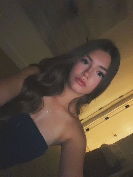 Emilia, 18, United States