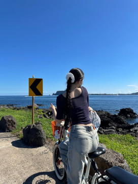 Me Luna, 25, United Kingdom