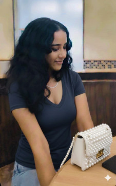 Yuaah Hshsshhs, 19, India