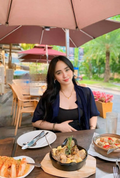 Aisyah, 32, Italy