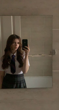 Sophia15, 18, United Kingdom