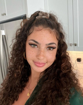 Mandi Renee, 30, United States