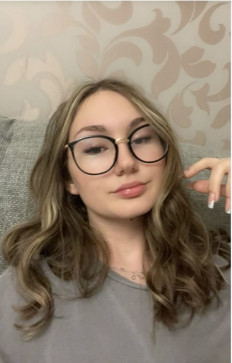 Brokegirlinneed, 19, United States