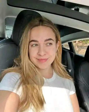 Bella Rahbek, 31, United States