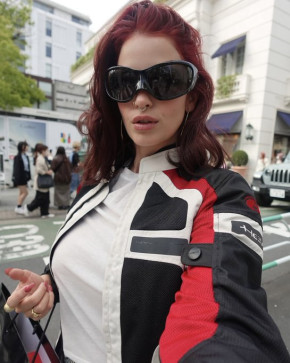 Sandra, 30, United Kingdom