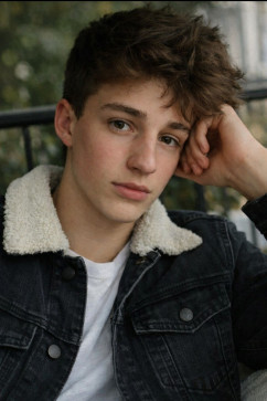 Allie, 21, United States