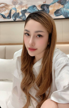 Elizabeth, 40, United States