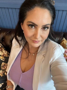 Ava, 40, United States