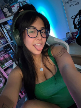 Bella, 25, United States