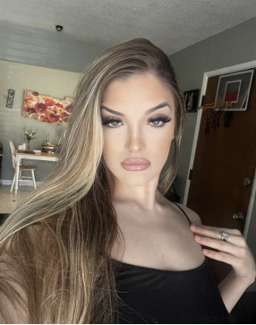 Presleylary, 32, United States