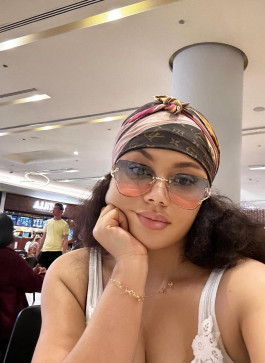 Ella, 28, United Kingdom