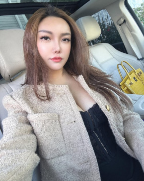 Amelia Ava, 38, United States