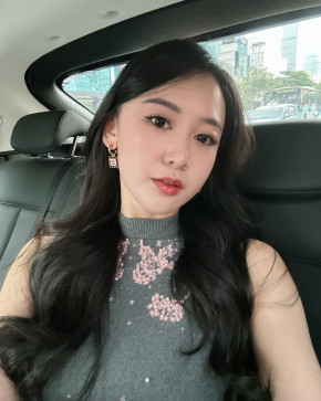 Amelia Ava, 38, United States