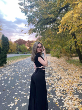 Elle, 22, United States