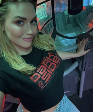 Mia, 27, United States