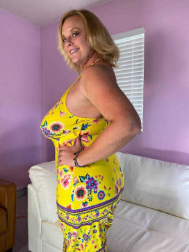 Laura Stephanie, 46, United States