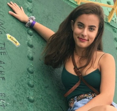 Dgdhdb Shsbd, 18, United States