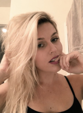 Stephanie Spotloeee, 33, United States