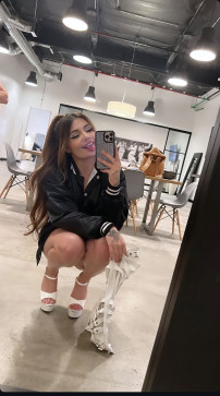 Ella Sanders, 36, United States