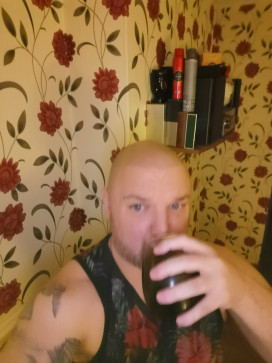 Wig1muscles, 30, United Kingdom