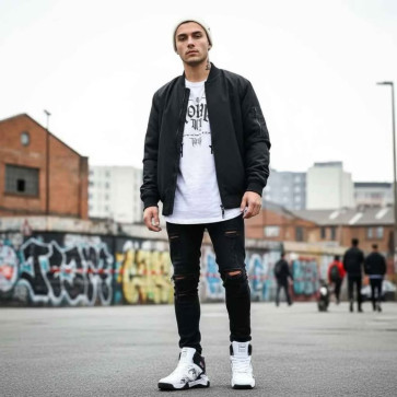 Lukas, 25