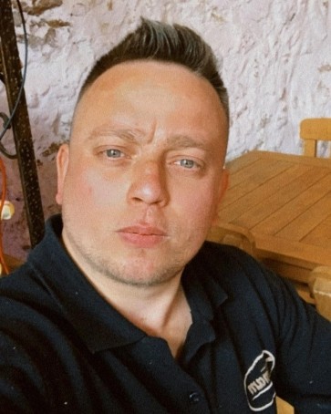 Izzet , 25, Turkey