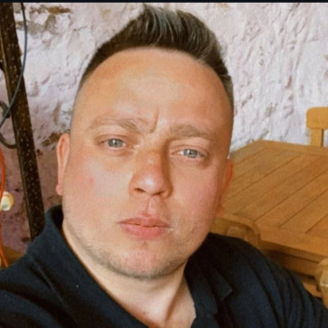 Izzet , 25, Turkey