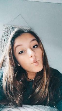 Maya, 18, France