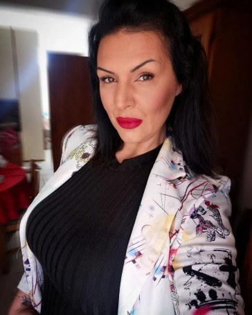 Drita, 51, Albania