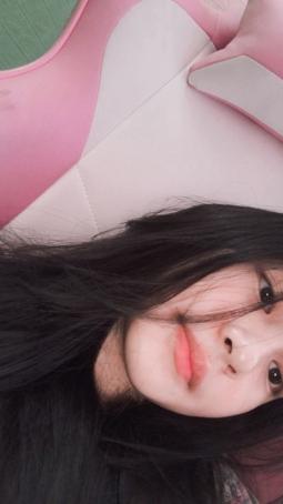 Nia, 19, Indonesia