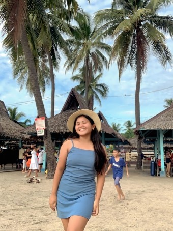 Resa, 19, Philippines