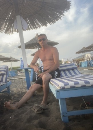 Mark, 32, Albania