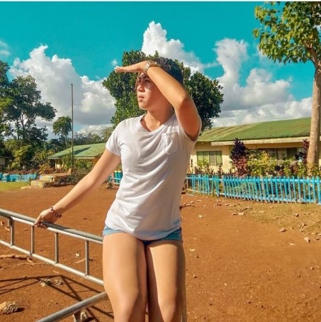 Delle, 24, Philippines