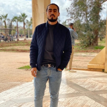 John, 29, Italy