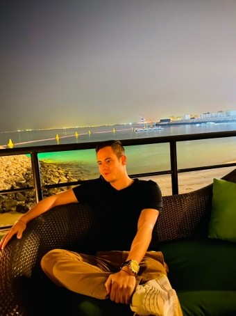 Luis, 30, Qatar